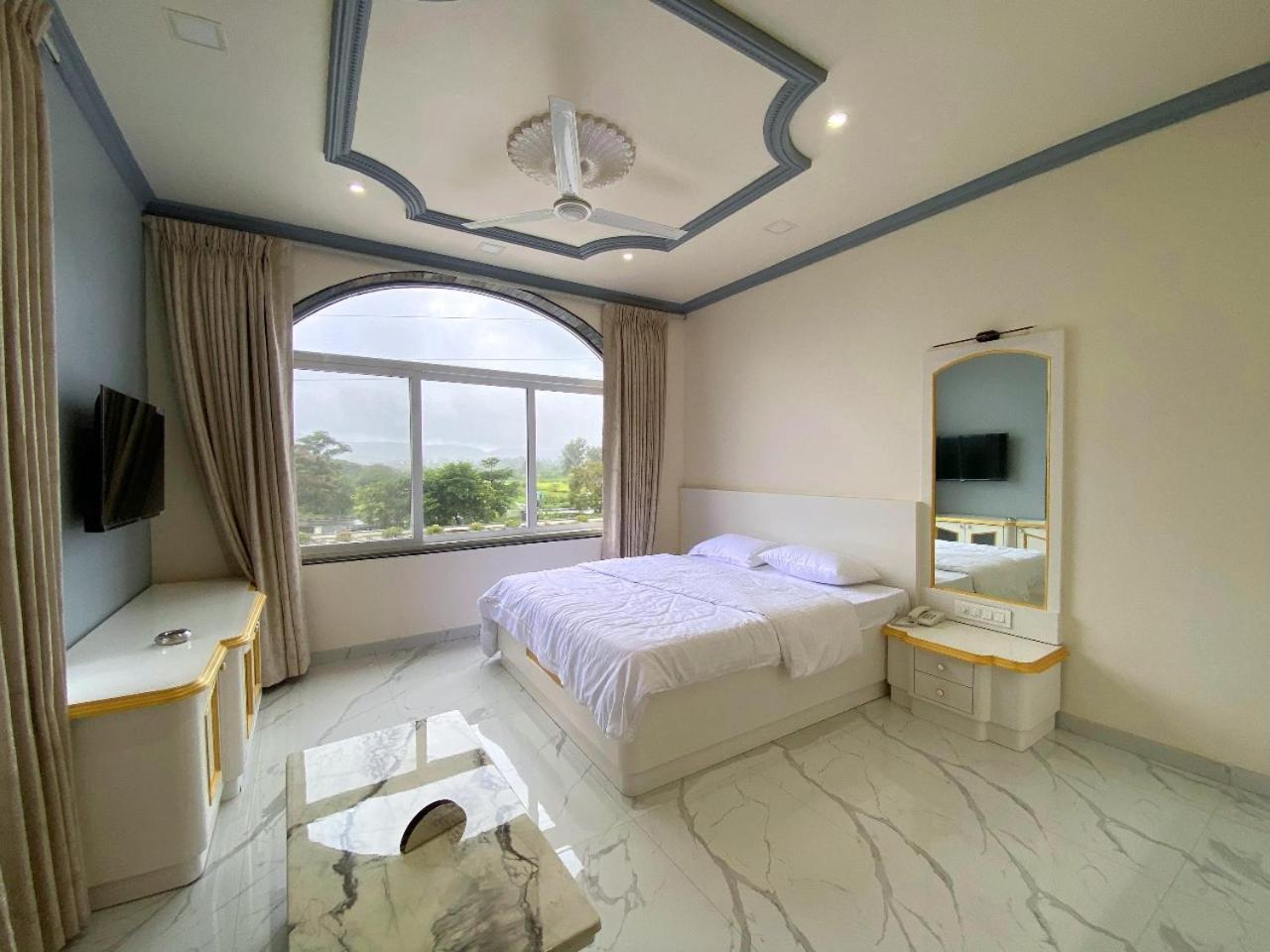 Vedika Garden Hotel Lonavala Bagian luar foto
