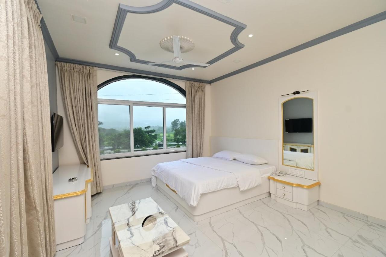 Vedika Garden Hotel Lonavala Bagian luar foto