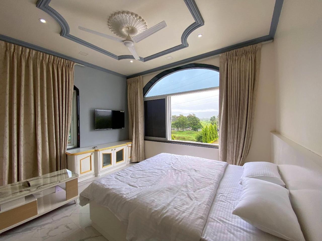 Vedika Garden Hotel Lonavala Bagian luar foto